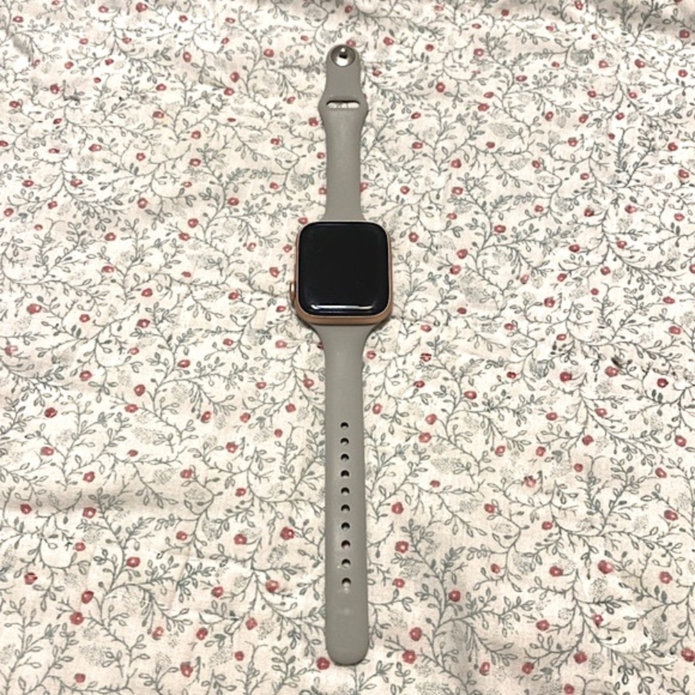 Apple Watch Series 4 Rose Gold 44mm - Picture 3 of 8